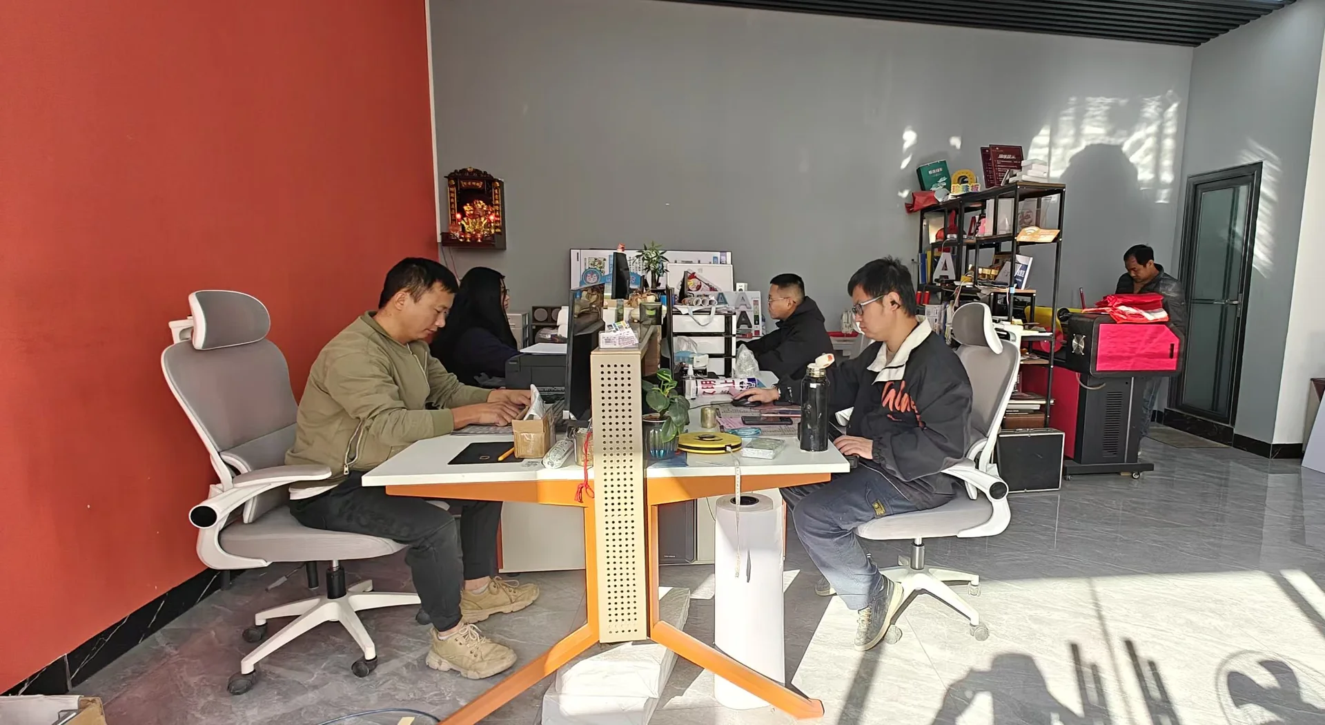 设计团队在工作空间协同处理项目